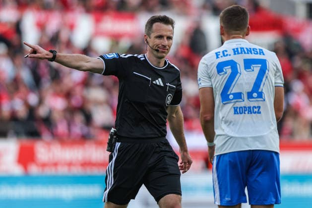 Soccer, 3rd Division, Matchday 7: Rot Weiss Essen vs. Hansa Rostock on September 20, 2026, at the Stadion an der Hafenstraße in Essen. Referee: Lukas Benen (Nordhorn); left assistant: David Kopacz (Rostock); right assistant: DFB regulations prohibit any use of photographs as image sequences and or quasi-video. xJRx