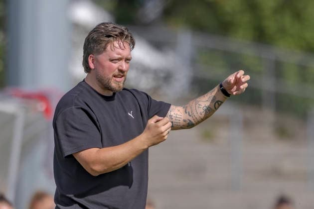 Ingolstadt, Germany, September 20, 2026, Women’s 2nd Division 2026–2027, Match 7: FC Ingolstadt 04 vs. Borussia Mönchengladbach. Pictured: BMG coach Jonas Spengler gesturing on the field. DFL and DFB regulations prohibit any use of photographs as image sequences and or quasi-video. ESV Stadium Bayern Copyright: xFotostandx xSchäferx