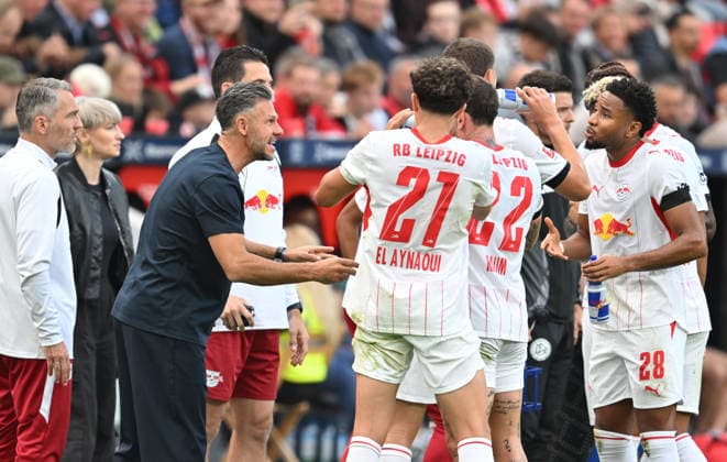 Coach Martin Demichelis of RB Leipzig gives instructions to Christopher Nkunku of RB Leipzig; Soccer, 1. Bundesliga, Matchday 4, Bayer 04 Leverkusen vs. RB Leipzig, on September 20, 2026, in Leverkusen, Germany. DFL regulations prohibit any use of photographs as image sequences and or quasi-video.