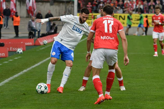 From left: Leon Dajaku (Rostock, 43) and Semir Telalovic (Essen, 17) in a one-on-one battle. 2009-2026 ¢ Soccer ¢ Rot-Weiss Essen vs. Hansa Rostock, Essen Stadium, Essen, DFB and DFL regulations prohibit any use of photographs as image sequences and or quasi-video. NRW, Germany Copyright: xpepphotox xSaschaxWeizx pep00321, pep_20260920_hm