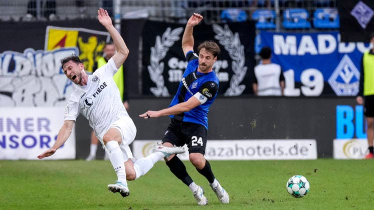 From left: Philipp Maier (Münster), 26; Lukas Klünter (SV Waldhof), 24, captain; tackle, game scene, duel, tackle, tackling, dynamism, action, 20 09 2026, Mannheim, Germany, soccer, 3rd Division, SV Waldhof Mannheim vs. SC Preußen Münster, DFB and DFL regulations prohibit any use of photographs as image sequences and or quasi-video xozx