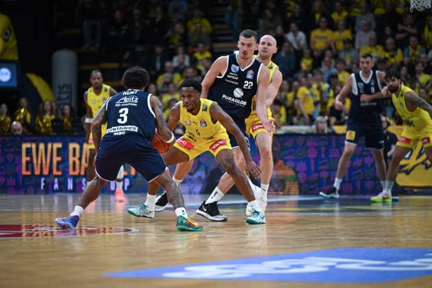 September 20, 2026, GER, Basketball, Bundesliga 1 Matchday, 2026–2027 Season, Oldenburg, EWE Arena, EWE Baskets Oldenburg vs. Syntainics MBC DeLonnie HUNT, Syntainics MBC 3; Jeremy ROACH, EWE Baskets Oldenburg 5; Borisa SIMANIC, Syntainics MBC 22; Seth HINRICHS, EWE Baskets Oldenburg 21; Oldenburg, EWE Arena, Lower Saxony, Germany Copyright: xnordphotoxGmbHx xRojahnx