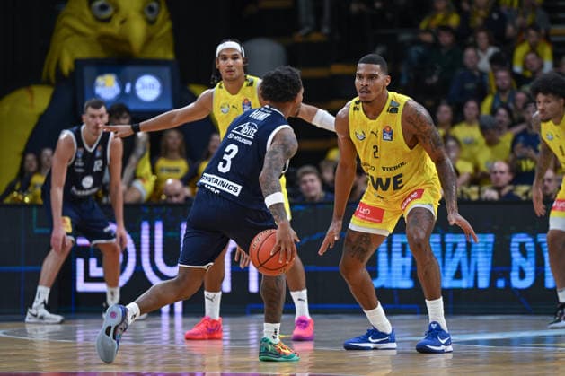 September 20, 2026, GER, Basketball, Bundesliga 1 Matchday, 2026–2027 Season, Oldenburg, EWE Arena, EWE Baskets Oldenburg vs. Syntainics MBC: Focus on opponent DeLonnie HUNT (Syntainics MBC 3) and Demajeo WIGGINS (EWE Baskets Oldenburg 2), Oldenburg, EWE Arena, Lower Saxony, Germany Copyright: xnordphotoxGmbHx xRojahnx