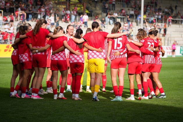 Soccer, Google Pixel Women s Bundesliga, Matchday 5, 2026–2027, SC Freiburg vs. Bayer 04 Leverkusen, September 20, 2026, Dreisamstadion, Freiburg, Team, Players, District, Freiburg Dreisamstadion, Baden-Württemberg, Germany Copyright: xFINLEYxMÖRCHx