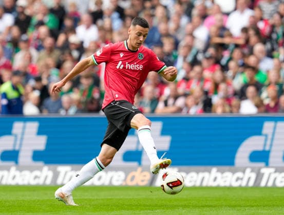 Bastian Allgeier, Hannover 96, 17, in possession, GER, Hannover 96 vs. VfL Bochum 1848, 2. Bundesliga, Matchday 6, 2026–27 season, Heinz von Heiden Arena, Hannover, September 20, 2026 DFL regulations prohibit any use of photographs as image sequences and or quasi-video Hannover 96 vs. VfL Bochum 1848, 2. Bundesliga, Matchday 6, 2026–27 Season, September 20, 2026, Hannover Copyright: xEibner-Pressefoto ScottxColemanx EP_SCN