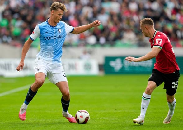 Tom Meyer, VfL Bochum 1848, 34, vs. Maurice Neubauer, Hannover 96, 33, GER, Hannover 96 vs. VfL Bochum 1848, 2. Bundesliga, Matchday 6, 2026–27 season, Heinz von Heiden Arena, Hannover, September 20, 2026 DFL REGULATIONS PROHIBIT ANY USE OF PHOTOGRAPHS AS IMAGE SEQUENCES AND OR QUASI-VIDEO Hannover 96 vs. VfL Bochum 1848, 2. Bundesliga, Matchday 6, 2026–27 Season, September 20, 2026, Hannover Copyright: xEibner-Pressefoto ScottxColemanx EP_SCN