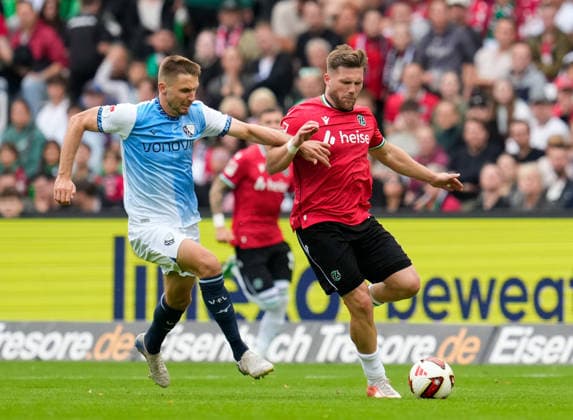 Karol Mets (VfL Bochum 1848), 5, in a tackle with Benjamin Kaellman (Hannover 96), 9 GER, Hannover 96 vs. VfL Bochum 1848, 2. Bundesliga, Matchday 6, 2026–27 season, Heinz von Heiden Arena, Hannover, September 20, 2026 DFL regulations prohibit any use of photographs as image sequences and or quasi-video Hannover 96 vs. VfL Bochum 1848, 2. Bundesliga, Matchday 6, 2026–27 Season, September 20, 2026, Hannover Copyright: xEibner-Pressefoto ScottxColemanx EP_SCN