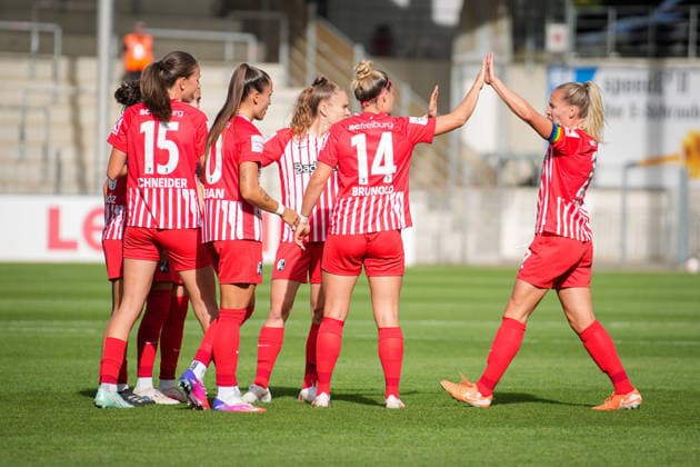 Soccer, Google Pixel Women s Bundesliga, Matchday 5, 2026–2027, SC Freiburg vs. Bayer 04 Leverkusen, September 20, 2026, Dreisamstadion, Freiburg, Cheering, Own Goal, Carina Brunold (SC Freiburg), 14 Lisa Karl (SC Freiburg), 02 Freiburg Dreisamstadion Baden-Württemberg Germany Copyright: xFINLEYxMÖRCHx