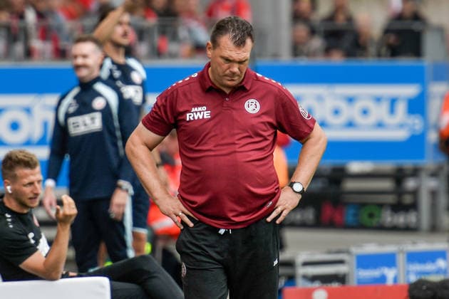 Uwe Koschinat, Essen, deep in thought, pondering, September 20, 2026 ¢ Soccer ¢ Rot-Weiss Essen vs. Hansa Rostock, Essen Stadium, Essen, DFB and DFL regulations prohibit any use of photographs as image sequences and or quasi-video. NRW, Germany Copyright: xpepphotox xSaschaxWeizx pep00321, pep_20260920_hm