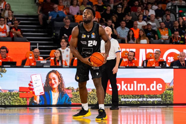easyCredit BBL Ratiopharm Ulm vs. MHP RIESEN Ludwigsburg September 20, 2026, Ulm, GERMANY September 20, 2026 Maxwell Dongmo Temoka of MHP RIESEN Ludwigsburg, No. 24, building up play during the game between Ratiopharm Ulm and MHP RIESEN Ludwigsburg on Game Day 1 of the easyCredit BBL at the ratiopharm Arena Ulm Copyright: xBEAUTIFULxSPORTS Steinx