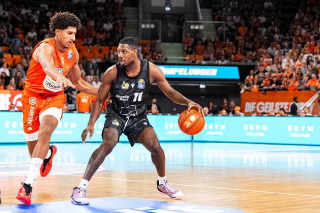 easyCredit BBL Ratiopharm Ulm vs. MHP RIESEN Ludwigsburg, September 20, 2026, Ulm, GERMANY September 20, 2026 Meissa Faye of ratiopharm Ulm, No. 11, in a one-on-one battle with Darius Perry of MHP RIESEN Ludwigsburg, 11 during the game between Ratiopharm Ulm and MHP RIESEN Ludwigsburg on Game Day 1 of the easyCredit BBL at the ratiopharm Arena Ulm Copyright: xBEAUTIFULxSPORTS Steinx