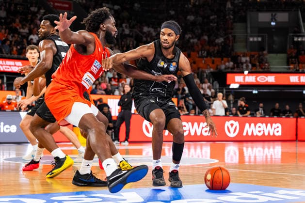 easyCredit BBL Ratiopharm Ulm vs. MHP RIESEN Ludwigsburg, September 20, 2026, Ulm, GERMANY September 20, 2026 Oluwasimisola Shittu of ratiopharm Ulm, No. 45, in a duel with Justin Kier of MHP RIESEN Ludwigsburg, 1 during the game between ratiopharm Ulm and MHP RIESEN Ludwigsburg on Matchday 1 of the easyCredit BBL at the ratiopharm Arena Ulm Copyright: xBEAUTIFULxSPORTS Steinx
