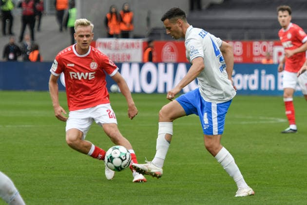 From left to right in a one-on-one: Janne Sietan, Essen 22; Kenan Fatkic, Rostock 4; 20 09 2026 ¢ Soccer ¢ Rot Weiss Essen vs. Hansa Rostock, Essen Stadium, Essen, DFB and DFL regulations prohibit any use of photographs as image sequences and or quasi-video. NRW, Germany Copyright: xpepphotox xSaschaxWeizx pep00321, pep_20260920_hm