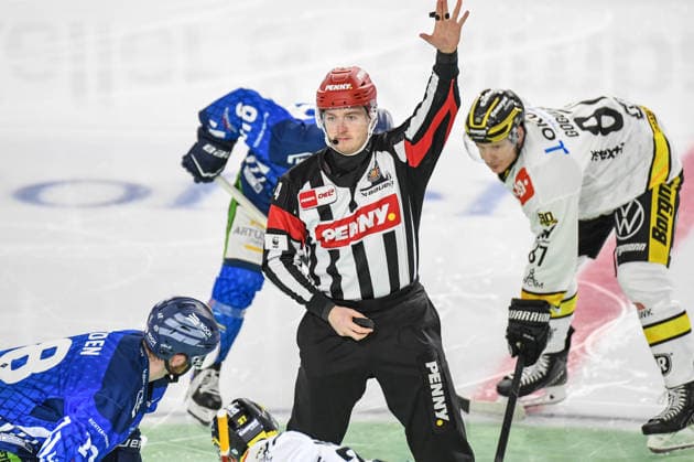 Straubing Tigers vs. Krefeld Pinguine, Ice Hockey, German Ice Hockey League, Penny DEL, Matchday 1, 2026–2027 Season, September 23, 2026; Referee: Marius Woelzmueller, Men s Ice Hockey, German Ice Hockey League, Penny DEL, Matchday 1, 2026–2027 season on September 20, 2026, at the Eisstadion am Pulverturm, Straubing Tigers (blue) vs. Krefeld Pinguine (white)