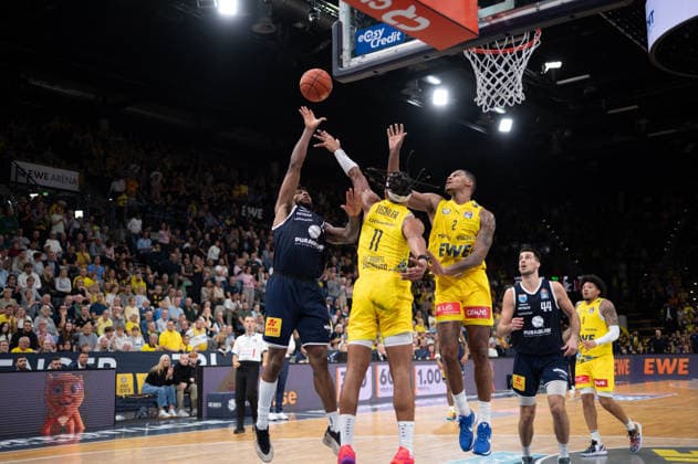 September 20, 2026, GER, Basketball, Bundesliga 1 Matchday, 2026–2027 Season, Oldenburg, EWE Arena, EWE Baskets Oldenburg vs. Syntainics MBC Anthony GAINES Syntainics MBC 11 Nicholas TISCHLER EWE Baskets Oldenburg 11 Demajeo WIGGINS EWE Baskets Oldenburg 2 Oldenburg EWE Arena Lower Saxony Germany Copyright: xnordphotoxGmbHx xRojahnx