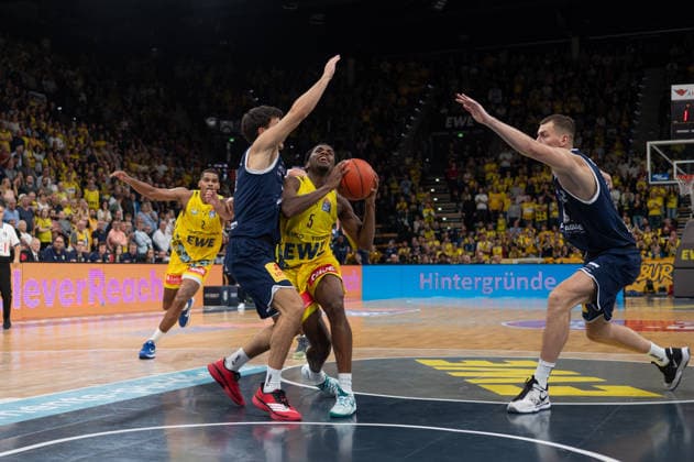 September 20, 2026, GER, Basketball, Bundesliga 1 Matchday, 2026–2027 Season, Oldenburg, EWE Arena, EWE Baskets Oldenburg vs. Syntainics MBC Jeremy ROACH EWE Baskets Oldenburg 5 Vuk RADOJICIC Syntainics MBC 4 Oldenburg EWE Arena Lower Saxony Germany Copyright: xnordphotoxGmbHx xRojahnx