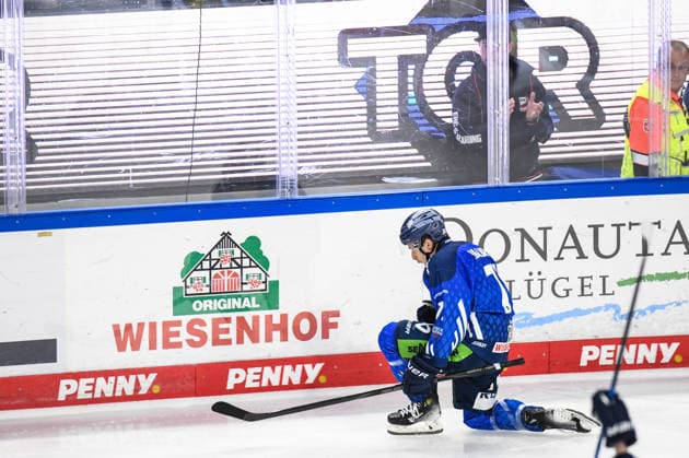 Straubing Tigers vs. Krefeld Pinguine, Ice Hockey, German Ice Hockey League, Penny DEL, Matchday 1, 2026–2027 Season, September 23, 2026: Nicholas Halloran of the Straubing Tigers celebrates taking the lead, Men’s Ice Hockey, German Ice Hockey League, Penny DEL, Matchday 1, 2026–2027 season on September 20, 2026, at the Eisstadion am Pulverturm; Straubing Tigers (blue) vs. Krefeld Pinguine (white)