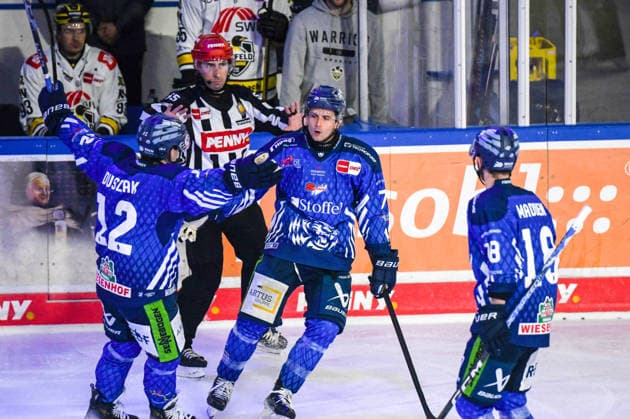 Straubing Tigers vs. Krefeld Pinguine, Ice Hockey, German Ice Hockey League, Penny DEL, Matchday 1, 2026–2027 Season, September 23, 2026: Nicholas Halloran of the Straubing Tigers, along with Joseph Duszak and Tyler Madden, celebrate taking the lead; Men’s Ice Hockey, German Ice Hockey League, Penny DEL, Matchday 1, 2026–2027 season on September 20, 2026, at the Eisstadion am Pulverturm; Straubing Tigers (blue) vs. Krefeld Pinguine (white)
