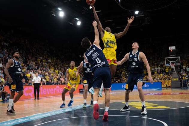 September 20, 2026, GER, Basketball, Bundesliga 1 Matchday, 2026–2027 Season, Oldenburg, EWE Arena, EWE Baskets Oldenburg vs. Syntainics MBC Jeremy ROACH, EWE Baskets Oldenburg 5; Vuk RADOJICIC, Syntainics MBC 4; Borisa SIMANIC, Syntainics MBC 22; Oldenburg, EWE Arena, Lower Saxony, Germany Copyright: xnordphotoxGmbHx xRojahnx