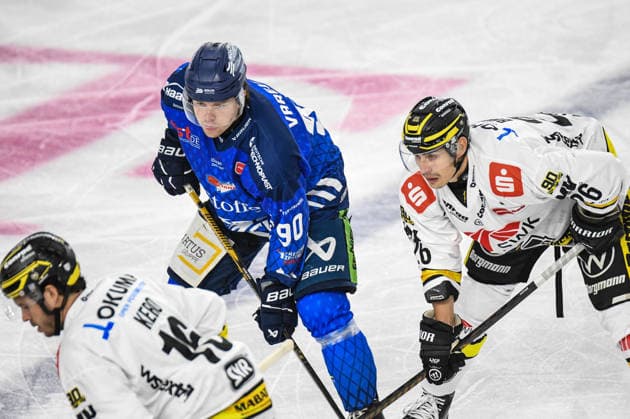 Straubing Tigers vs. Krefeld Pinguine, Ice Hockey, German Ice Hockey League, Penny DEL, Matchday 1, 2026–2027 Season, September 23, 2026: Filip Varejcka of the Straubing Tigers at the faceoff against Daniel Bruch of the Krefeld Pinguine, Men’s Ice Hockey, German Ice Hockey League, Penny DEL, Matchday 1, 2026–2027 season on September 20, 2026, at the Eisstadion am Pulverturm, Straubing Tigers (blue) vs. Krefeld Pinguine (white)