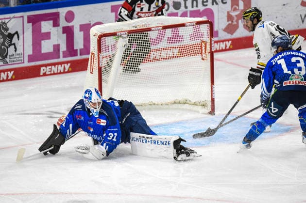 Straubing Tigers vs. Krefeld Pinguine, Ice Hockey, German Ice Hockey League, Penny DEL, Matchday 1, 2026–2027 Season, September 23, 2026: Jakub Skarek of the Straubing Tigers prevents a goal, Men s Ice Hockey, German Ice Hockey League, Penny DEL, Matchday 1, 2026–2027 season on September 20, 2026, at the Eisstadion am Pulverturm, Straubing Tigers (blue) vs. Krefeld Pinguine (white)