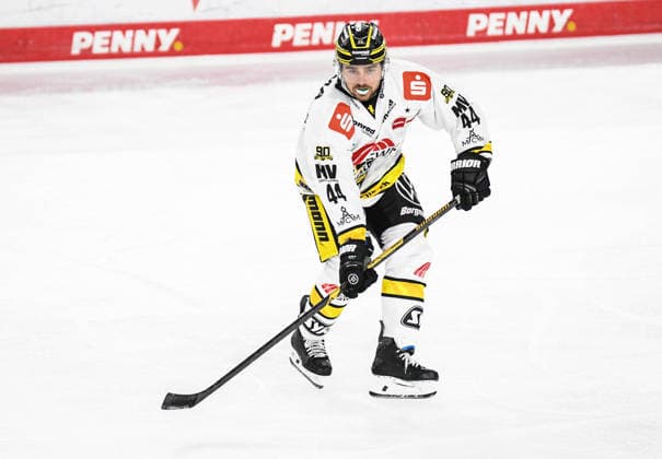 Straubing Tigers vs. Krefeld Pinguine, Ice Hockey, German Ice Hockey League, Penny DEL, Matchday 1, 2026–2027 Season, September 23, 2026, Zack Dybowski, Krefeld Pinguine, Men s Ice Hockey, German Ice Hockey League, Penny DEL, Matchday 1, 2026–2027 Season on September 20, 2026, at the Eisstadion am Pulverturm, Straubing Tigers (blue) vs. Krefeld Pinguine (white)