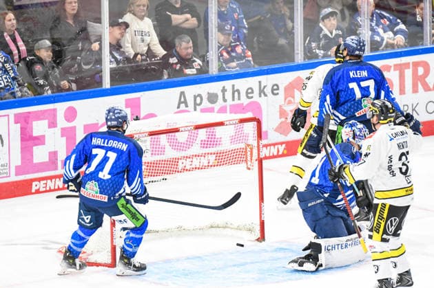 Straubing Tigers vs. Krefeld Pinguine, Ice Hockey, German Ice Hockey League, Penny DEL, Matchday 1, 2026–2027 Season, September 23, 2026: Mathew Santos of the Krefeld Pinguine celebrates a goal, Men s Ice Hockey, German Ice Hockey League, Penny DEL, Matchday 1, 2026–2027 Season on September 20, 2026, at the Eisstadion am Pulverturm, Straubing Tigers (blue) vs. Krefeld Pinguine (white)
