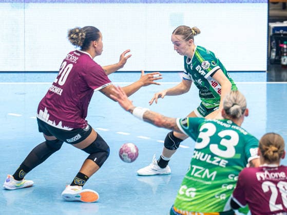 Matilda Ehlert (Frisch Auf Women), No. 10, in a one-on-one battle with Sharleen Juliette Greschner (HC Leipzig), No. 20, Frisch Auf Goeppingen vs. HC Leipzig, Handball, 1st Bundesliga, 2026–2027 season, September 19, 2026, Frisch Auf Göppingen vs. HC Leipzig, Handball, 1st Bundesliga, 2026–2027 season, September 19, 2026, Göppingen Copyright: xMichaelxSchmidt Eibner-Pressefotx EP_MST