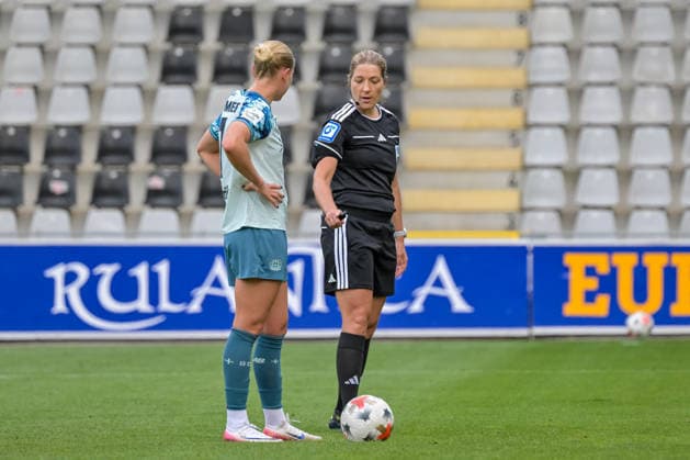 Karoline Wacker, referee, with Cornelia Kramer of Bayer 04 Leverkusen Women, 07, in conversation (GER), SC Freiburg vs. Bayer 04 Leverkusen, women s soccer, Bundesliga, Matchday 5, 2026–2027 season, September 20, 2026 DFB regulations prohibit any use of photographs as image sequences and or quasi-video (GER), SC Freiburg vs. Bayer 04 Leverkusen, Women’s Soccer, Bundesliga, Matchday 5, 2026–2027 Season, September 20, 2026, Freiburg Copyright: xEibner-Pressefotox EP_THS