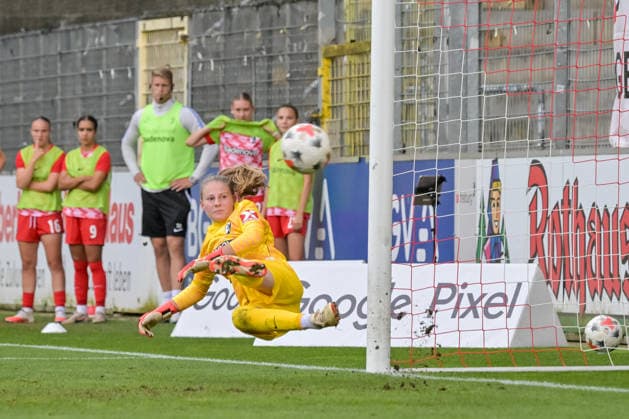 Anna Reimann of SC Freiburg Women, 38, has no chance of making a save after Cornelia Kramer of Bayer 04 Leverkusen Women scores on a penalty kick to tie the game at 1–1, 07 GER, SC Freiburg vs. Bayer 04 Leverkusen, Women s Soccer, Bundesliga, Matchday 5, 2026–2027 Season, September 20, 2026 DFB REGULATIONS PROHIBIT ANY USE OF PHOTOGRAPHS AS IMAGE SEQUENCES AND OR QUASI-VIDEO GER, SC Freiburg vs. Bayer 04 Leverkusen, Women’s Soccer, Bundesliga, Matchday 5, 2026–2027 Season, September 20, 2026, Freiburg Copyright: xEibner-Pressefotox EP_THS