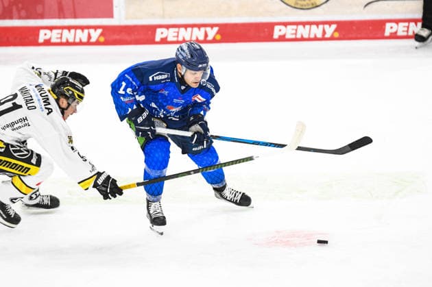 Straubing Tigers vs. Krefeld Pinguine, Ice Hockey, German Ice Hockey League, Penny DEL, Matchday 1, 2026–2027 Season, September 23, 2026: Tim Brunnhuber of the Straubing Tigers faces off against Roope Maekitalo of the Krefeld Pinguine, Men s Ice Hockey, German Ice Hockey League, Penny DEL, Matchday 1, 2026–2027 Season on September 20, 2026, at the Eisstadion am Pulverturm, Straubing Tigers (blue) vs. Krefeld Pinguine (white)