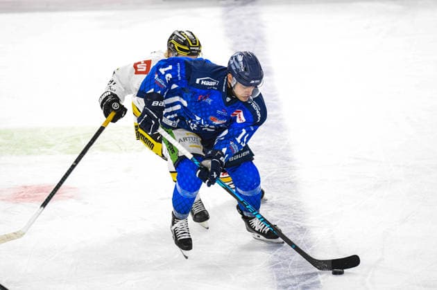 Straubing Tigers vs. Krefeld Pinguine, Ice Hockey, German Ice Hockey League, Penny DEL, Matchday 1, 2026–2027 Season, September 23, 2026: Tim Brunnhuber of the Straubing Tigers faces off against Roope Maekitalo of the Krefeld Pinguine, Men s Ice Hockey, German Ice Hockey League, Penny DEL, Matchday 1, 2026–2027 Season on September 20, 2026, at the Eisstadion am Pulverturm, Straubing Tigers (blue) vs. Krefeld Pinguine (white)