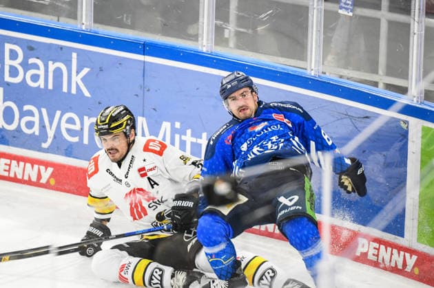 Straubing Tigers vs. Krefeld Pinguine, Ice Hockey, German Ice Hockey League, Penny DEL, Matchday 1, 2026–2027 Season, September 23, 2026: Skyler McKenzie of the Straubing Tigers takes a hit from Oliver Mebus of the Krefeld Pinguine, Men’s Ice Hockey, German Ice Hockey League, Penny DEL, Matchday 1, 2026–2027 season on September 20, 2026, at the Eisstadion am Pulverturm, Straubing Tigers (blue) vs. Krefeld Pinguine (white)