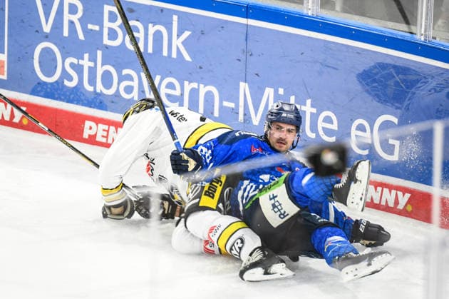Straubing Tigers vs. Krefeld Pinguine, Ice Hockey, German Ice Hockey League, Penny DEL, Matchday 1, 2026–2027 Season, September 23, 2026: Skyler McKenzie of the Straubing Tigers takes a hit from Oliver Mebus of the Krefeld Pinguine, Men’s Ice Hockey, German Ice Hockey League, Penny DEL, Matchday 1, 2026–2027 season on September 20, 2026, at the Eisstadion am Pulverturm, Straubing Tigers (blue) vs. Krefeld Pinguine (white)