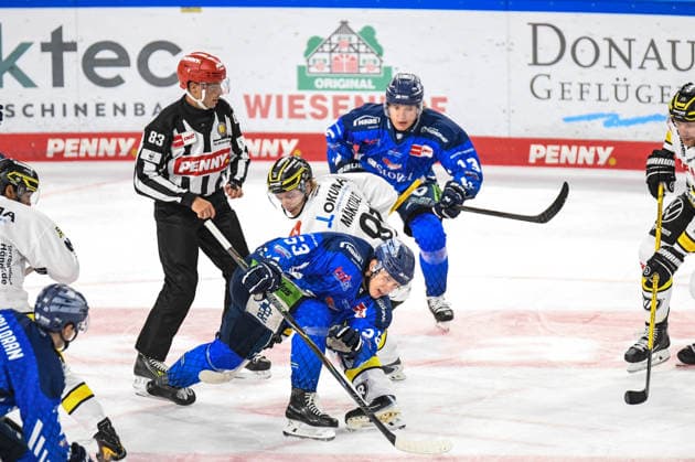 Straubing Tigers vs. Krefeld Pinguine, Ice Hockey, German Ice Hockey League, Penny DEL, Matchday 1, 2026–2027 Season, September 23, 2026: Danjo Leonhardt of the Straubing Tigers takes the faceoff against Roope Maekitalo of the Krefeld Pinguine, men’s ice hockey, German Ice Hockey League, Penny DEL, Matchday 1, 2026–2027 season on September 20, 2026, at the Eisstadion am Pulverturm, Straubing Tigers (blue) vs. Krefeld Pinguine (white)