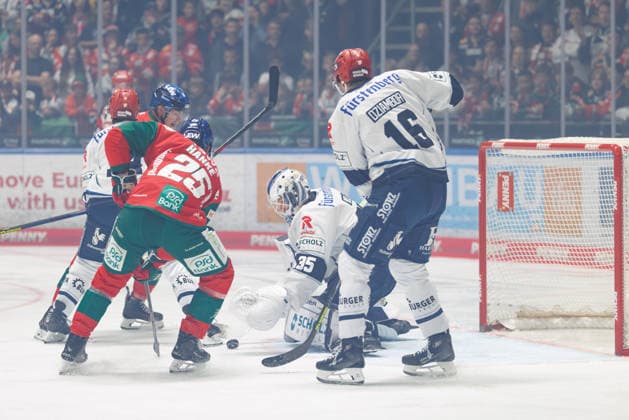 Simon Wolf, 35, Schwenninger Wild Wings, securely holds the puck during the game between the Augsburger Panther and the Schwenninger Wild Wings, men s ice hockey, DEL, 2026–2027, Matchday 2 on September 20, 2026, in Augsburg, Curt Frenzel Stadium, Bavaria, Germany