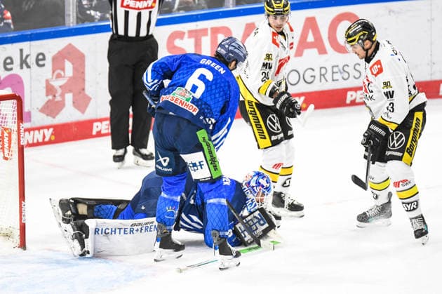 Straubing Tigers vs. Krefeld Pinguine, Ice Hockey, German Ice Hockey League, Penny DEL, Matchday 1, 2026–2027 Season, September 23, 2026: Jakub Skarek of the Straubing Tigers stops a shot by Alexander Weiss of the Krefeld Pinguine, Men’s Ice Hockey, German Ice Hockey League, Penny DEL, Matchday 1, 2026–2027 season on September 20, 2026, at the Eisstadion am Pulverturm, Straubing Tigers (blue) vs. Krefeld Pinguine (white)