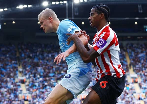 Erling Haaland of Manchester City and Dayann Methalie of Sunderland Manchester City v Sunderland, Premier League, Football, Etihad Stadium, Manchester, UK - 20 Sep 2026Manchester Etihad Stadium United Kingdom EDITORIAL USE ONLY No use with unauthorised audio, video, data, fixture lists, club league logos or live services. Online in-match use limited to 120 images, no video emulation. No use in betting, games or single club league player publications.  Copyright: xMattxWest Shutterstockx 17160119bi