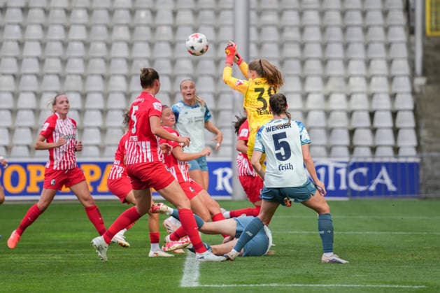 Google Pixel Women s Bundesliga: SC Freiburg vs. Bayer 04 Leverkusen, September 20, 2026. Anna Reimann (SC Freiburg), No. 38, punches the ball away. Google Pixel Women s Bundesliga: SC Freiburg vs. Bayer 04 Leverkusen, Dreisamstadion, September 20, 2026 DFB and DFL regulations prohibit any use of photographs as image sequences and or quasi-video. Copyright: xBEAUTIFULxSPORTS Boscox