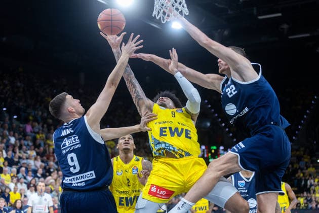 Oldenburg, Lower Saxony, Germany, September 20, 2026, Tylan Pope (center), EWE Baskets Oldenburg; Kresimir Nikic (left), Syntainics MBC; Borisa Simanic (right), Syntainics MBC; Demajeo Wiggins (second from left), EWE Baskets Oldenburg vs. Syntainics MBC Basketball, 1st Basketball Bundesliga, 2026–2027 season, Matchday 1, Grosse EWE Arena, EWE Baskets Oldenburg vs. Syntainics MBC Weißenfels www.andreas-burmann.de