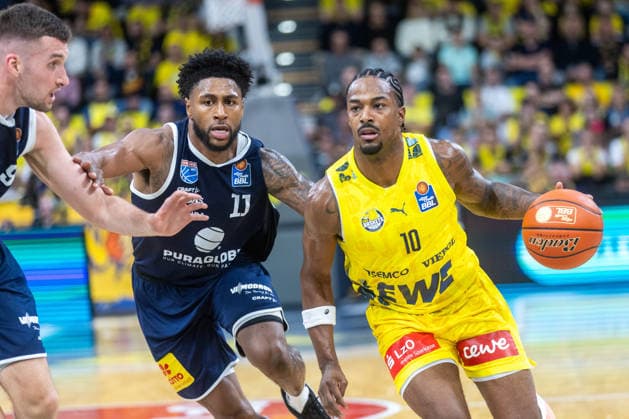 Oldenburg, Lower Saxony, Germany, September 20, 2026, Nate Johnson (right), EWE Baskets Oldenburg; Anthony Gaines (left), Syntainics MBC; and Kresimir Nikic (left), Syntainics MBC. EWE Baskets Oldenburg vs. Syntainics MBC. Basketball 1, Basketball Bundesliga, 2026–2027 season, Matchday 1, Grosse EWE Arena: EWE Baskets Oldenburg vs. Syntainics MBC Weißenfels www.andreas-burmann.de