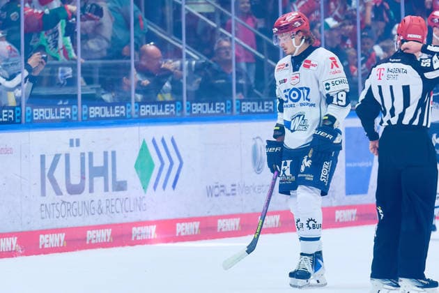 Hakon Haenelt, Schwenninger Wild Wings, 19, dejected after the 2–0 loss GER, Augsburger Panther vs. Schwenninger Wild Wings, ice hockey, PENNY DEL, Matchday 2, 2026–2027 season, September 20, 2026 GER, Augsburger Panther vs. Schwenninger Wild Wings, ice hockey, PENNY DEL, Matchday 2, 2026–2027 season, September 20, 2026 Germany Copyright: xEibner-Pressefoto GeraldxOelze-dexStoppanyx EP_ODS