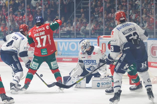 Simon Wolf, No. 35, Schwenninger Wild Wings (in the foreground); Sean Malone, No. 17, Augsburger Panther; and Bode Wilde, No. 4, Schwenninger Wild Wings, during the game between the Augsburger Panther and the Schwenninger Wild Wings, ice hockey, men’s, DEL, 2026–2027, Matchday 2 on September 20, 2026, in Augsburg, Curt Frenzel Stadium, Bavaria, Germany
