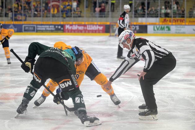 Adam Brady of the Lausitzer Fuechse, No. 09, in a battle for the faceoff with Jack Dugan of the Bietigheim Steelers, No. 08, and Julian Rieneck, referee, linesperson No. 63; Bietigheim Steelers vs. Lausitzer Fuechse, ice hockey, DEL 2, 2026–2027 season, September 20, 2026 Bietigheim Steelers vs. Lausitzer Fuechse, ice hockey, DEL 2, 2026–2027 season, September 20, 2026 Bietigheim Copyright: xEibner-Pressefotox EP_TBR