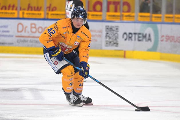 Tim Heyter, Lausitzer Fuechse, 42, with the puck: Bietigheim Steelers vs. Lausitzer Fuechse, ice hockey, DEL 2, 2026–2027 season, September 20, 2026, Bietigheim Steelers vs. Lausitzer Fuechse, Ice Hockey, DEL 2, 2026–2027 Season, September 20, 2026, Bietigheim Copyright: xEibner-Pressefotox EP_TBR