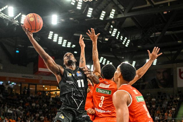 September 20, 2026, GER, Basketball, Men s, easycredit Basketball Bundesliga, 2026–2027 Season, Matchday 1, ratiopharm Ulm vs. MHP Riesen Ludwigsburg: Darius Perry (Ludwigsburg, 11) beats Dwayne Koroma (Ulm, 3) at the Neu Ulm ratiopharm Arena in Bavaria, Germany Copyright: xNordphotox xHafnerx