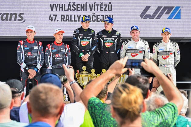Vyhlaseni vitezu Rally Pacejov 2026, 20. zari 2026, Horazdovice. Stupne vitezu - zleva Radovan Bucha a Filip Mares druhe misto, Ondrej Krajca a Dominik Stritesky prvni misto, Jan Kopecky a Jiri Hovorka treti pozice. (CTKxPhoto MiroslavxChaloupka) CTKPhotoP2026092004681  CTKPhotoP2026092004681