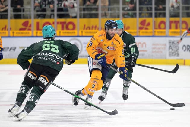 Adam Brady of the Lausitzer Fuechse, No. 09, battles for the puck against Mike Fischer of the Bietigheim Steelers, No. 91, and Matthias Pape of the Bietigheim Steelers, No. 23. Bietigheim Steelers vs. Lausitzer Fuechse, ice hockey, DEL 2, 2026–2027 season, September 20, 2026 Bietigheim Steelers vs. Lausitzer Fuechse, ice hockey, DEL 2, 2026–2027 season, September 20, 2026 Bietigheim Copyright: xEibner-Pressefotox EP_TBR
