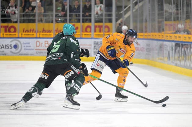 Adam Brady of the Lausitzer Fuechse, No. 09, battles for the puck against Mike Fischer of the Bietigheim Steelers, No. 91, and Matthias Pape of the Bietigheim Steelers, No. 23. Bietigheim Steelers vs. Lausitzer Fuechse, ice hockey, DEL 2, 2026–2027 season, September 20, 2026 Bietigheim Steelers vs. Lausitzer Fuechse, ice hockey, DEL 2, 2026–2027 season, September 20, 2026 Bietigheim Copyright: xEibner-Pressefotox EP_TBR