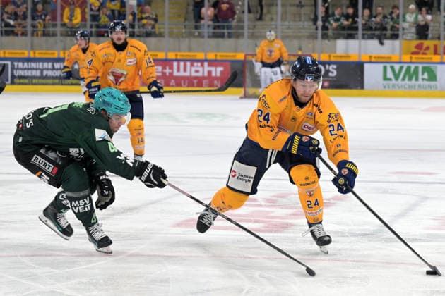 John Broda (Lausitzer Fuechse), No. 24, battling for the puck against Steven Raabe (Bietigheim Steelers), No. 41; Bietigheim Steelers vs. Lausitzer Fuechse, ice hockey, DEL 2, 2026–2027 season, September 20, 2026, Bietigheim Steelers vs. Lausitzer Fuechse, Ice Hockey, DEL 2, 2026–2027 Season, September 20, 2026, Bietigheim Copyright: xEibner-Pressefotox EP_TBR